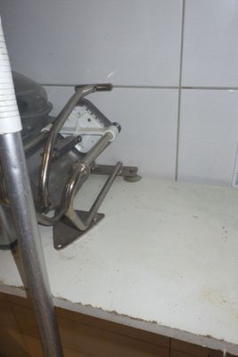 un plan de travail blanc sur lequel se trouve un objet en métal