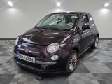 une Fiat violette garée sur un sol à damier dans un showroom