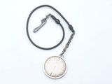 une montre argentée montée sur un bracelet en cuir noir, sur fond blanc
