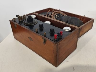 une boîte en bois contenant un petit appareil électronique