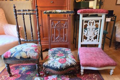 trois chaises posées sur un tapis dans une pièce