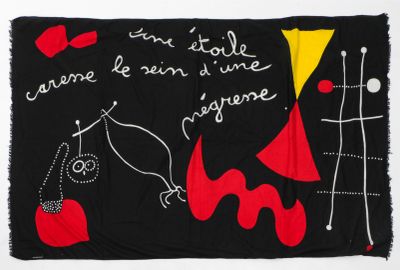 une couverture noire ornée d'un motif rouge et jaune