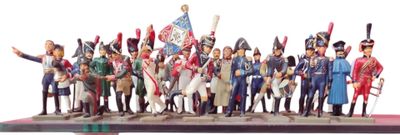 de nombreuses figurines de soldats posées sur une table