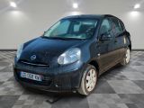 la photo d'une petite voiture noire garée dans un garage