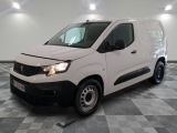 la photo d'une camionnette blanche garée sur un sol en damier