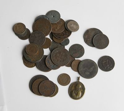 22 Lot de pièces démonétisées en laiton et bronze et une méd…