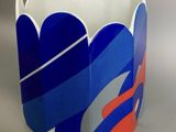 un vase orné d'un motif bleu et rouge