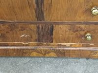 Commode en bois de placage, à pans coupés, quatre tiroirs en… (photo 4)