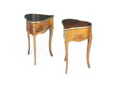 paire de tables d'appoint de style Louis XV