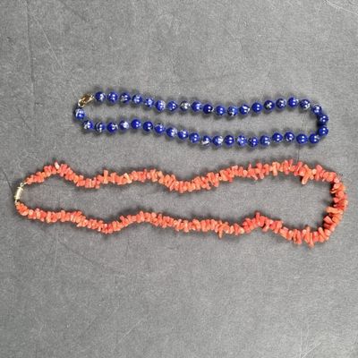 Lot comprenant : 1 collier en perles de sodalite (L : 40 cm)…
