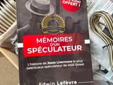 un livre posé sur une table
