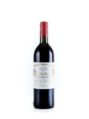 une bouteille de vin posée sur une table