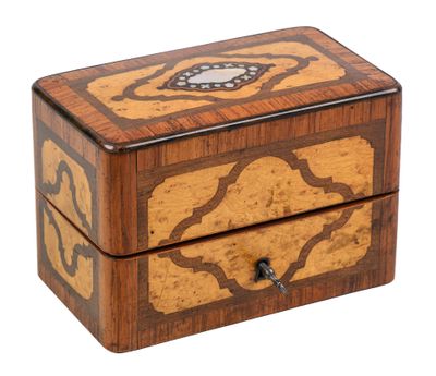 l'image d'une boîte en bois ornée d'un motif décoratif