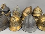plusieurs types de casques empilés les uns sur les autres