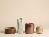 trois types de vases différents posés sur une table