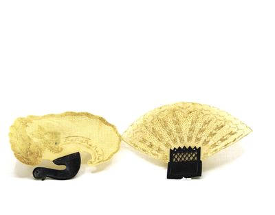 paire de boucles d'oreilles en forme d'éventail plaquées or, avec un fermoir noir