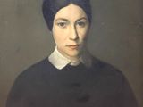 portrait d'une femme vêtue d'une robe noire et d'une chemise à col blanc