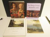 Trois livres sont posés sur une table, à côté d'un stylo et d'une feuille de papier.