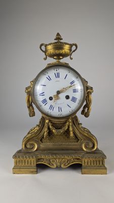 une horloge en or avec des chiffres romains