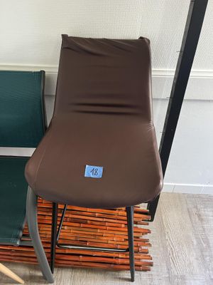 deux chaises placées l'une à côté de l'autre sur le sol