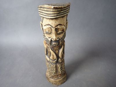 Manche de chasse mouches Yoruba Congo en os , H 16,5 cm