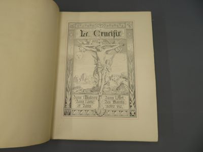 un livre ouvert sur lequel est dessiné un crucifix