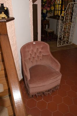 une chaise qui se trouve dans le coin d'une pièce