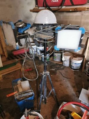 une image représentant une pièce dans laquelle se trouvent de nombreux outils