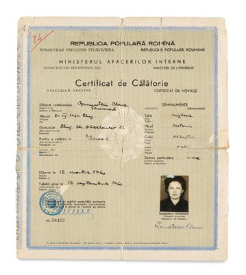 un gros plan d'un document sur lequel figure la photo d'une femme