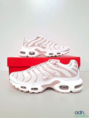 La Nike Air Max Plus est une basket blanche et rose
