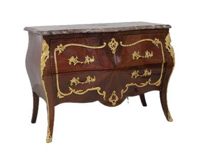 une petite commode avec un plateau en marbre