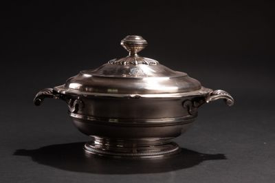 une soupière ancienne en métal argenté, avec couvercle et poignées