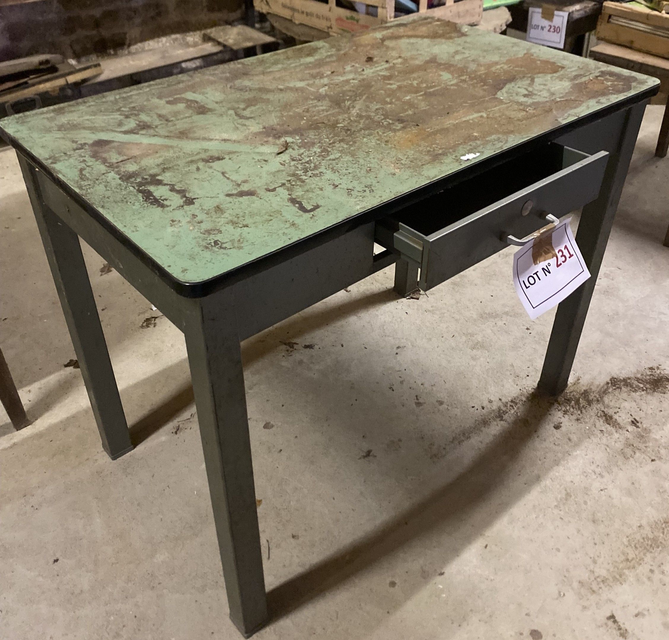 Table-bureau Industrielle Vintage et en métal. En l’état d’usage avec salissures. Enlèvement sous quinzaine et sur pl...
