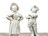 deux figurines représentant un garçon et une fille posées sur une table