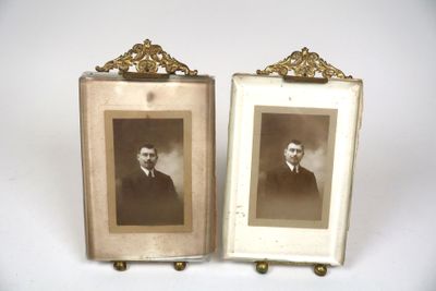 une paire de photographies anciennes en noir et blanc représentant un homme et une femme
