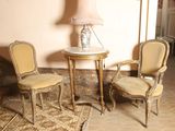 deux chaises et une table sur laquelle est posée une lampe