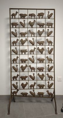 une grande exposition d'animaux en bois présentée dans une pièce