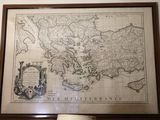 une photo d'une carte accrochée au mur d'une pièce