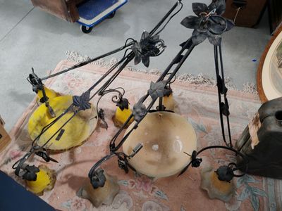 une table sur laquelle se trouvent plusieurs lampes et un bol