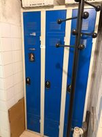 Lot de deux casiers métalliques comprenant un de 3 portes et… (photo 2)