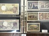 de nombreux types de timbres exposés dans une vitrine