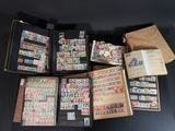 plusieurs types de timbres différents sur une table
