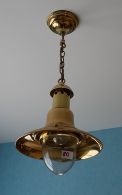 une lampe suspendue au plafond de la pièce