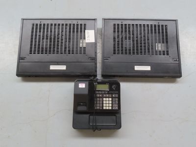 deux vieux téléphones posés l'un à côté de l'autre sur une table