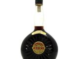 une photo d'une bouteille de brandy posée sur une surface blanche