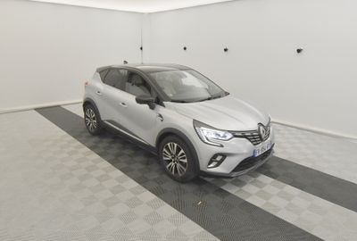une voiture blanche est garée dans une pièce au sol à carreaux