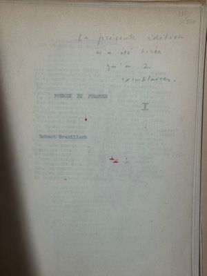 un livre écrit posé sur une table