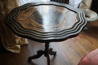 une petite table ornée d'un motif noir et or