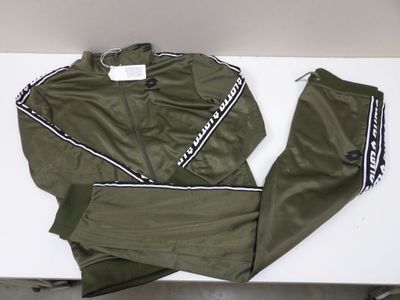 une veste et un pantalon verts posés sur une table blanche