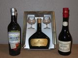 deux bouteilles de vin et deux verres à vin vides sur une table